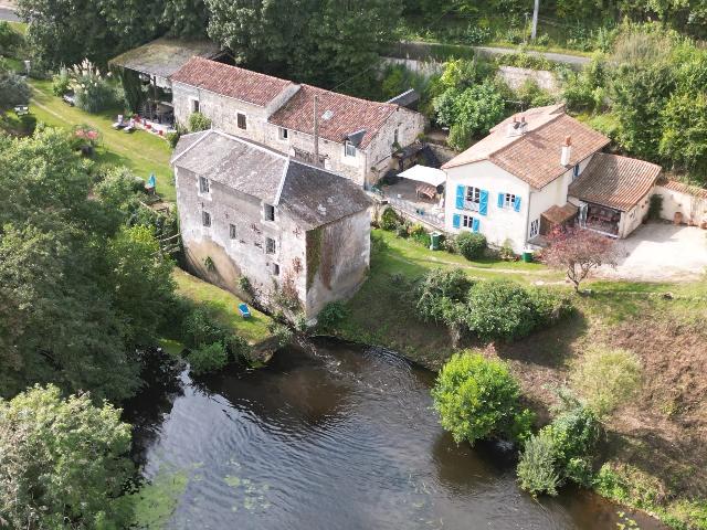 Huis te koop in&nbsp;CHAUVIGNY 86300 Vienne Poitou-Charentes France: Fantastisch molencomplex aan de rivier de Vienne! Prachtige, rustige locatie aan de rivier de Vienne, vlakbij het historische stadje Chauvigny, en een zeldzame kans om een ​​molen met twee eilande...