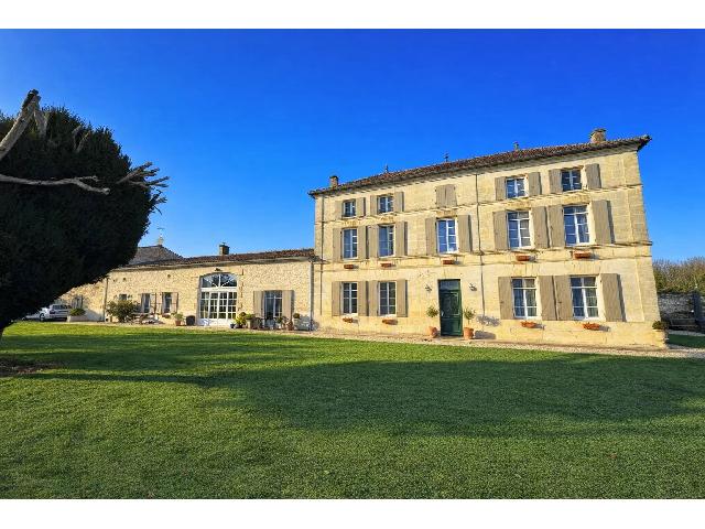Gîtes/Chambres d'hôtes te koop in&nbsp;CELLES 17520 Charente-Maritime Poitou-Charentes France: Charmant landgoed in de Charente met zwembad, gastenverblijven en rustige tuinen. Een elektrische poort geeft toegang tot een ruime binnenplaats aan de voorzijde van het pand, met voldoende parkeergel...