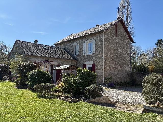 Huis te koop in&nbsp;SAINT-SULPICE-LES-FEUILLES 87160 Haute-Vienne Limousin France: Prachtig dorpshuis, prachtige tuin! EXCLUSIEF! Ruim dorpshuis met 3 slaapkamers en 2 badkamers, met een schitterende tuin en bijgebouwen.<br />
<br />
Dit is een zeer ruim pand met veel ruimte, zowel binnen als...