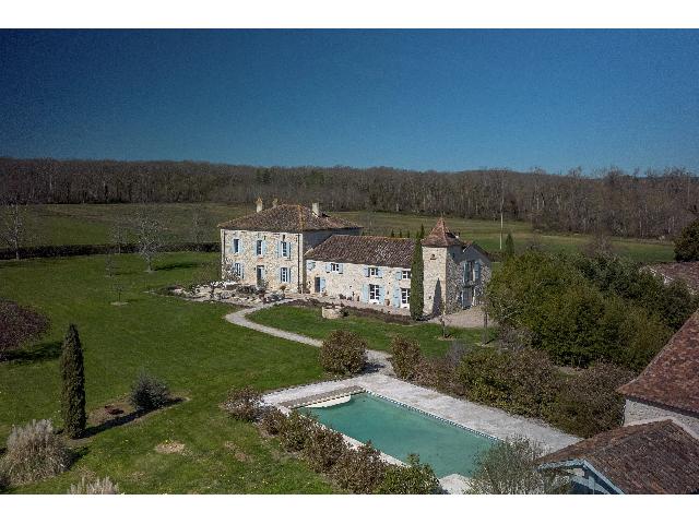 Huis te koop in&nbsp;LECTOURE 32700 Gers Midi-Pyrénées France: Luxe landhuis met zwembad, duiventil en 1,4 hectare grond – nabij Lectoure, Gers, Zuidwest-Frankrijk. EXCLUSIEF BIJ BEAUX VILLAGES! Gelegen op slechts 10 minuten van Lectoure, in het zeer gewilde de...