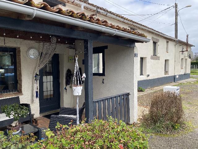 Huis te koop in&nbsp;MILLAC 86150 Vienne Poitou-Charentes France: Prachtige, privé-retraite. EXCLUSIEF BIJ BEAUX VILLAGES! Deze schitterende, gerenoveerde stenen woning met twee aparte wooneenheden biedt veel potentie voor een vakantiehuis (onder voorbehoud van de ...