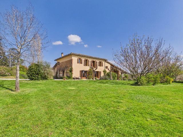 Huis te koop in&nbsp;SALVAGNAC 81630 Tarn Midi-Pyrénées France: Charmante boerderijwoning nabij Salvagnac met tuin, terras en uitzicht op het platteland. Deze karakteristieke boerderijwoning nabij Salvagnac is ideaal gelegen op slechts een paar kilometer van een l...
