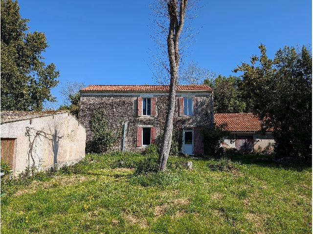 Huis te koop in&nbsp;LE TEMPLE-SUR-LOT 47110 Lot-et-Garonne Aquitaine France: Stenen dorpshuis met grote tuin en bijgebouwen. Charmante woning aan de rand van een dorp, vol potentie en gelegen in een grote tuin.<br />
<br />
Het huis is verdeeld over twee verdiepingen en heeft veel van z...