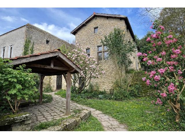 Huis te koop in&nbsp;CADILLAC-SUR-GARONNE 33410 Gironde Aquitaine France: Charmant 17e-eeuws stenen huis met tuin en panoramisch uitzicht – nabij Bordeaux. Bent u op zoek naar een karaktervol pand in de buurt van Bordeaux? Dan biedt dit prachtig bewaard gebleven 17e-eeuws...