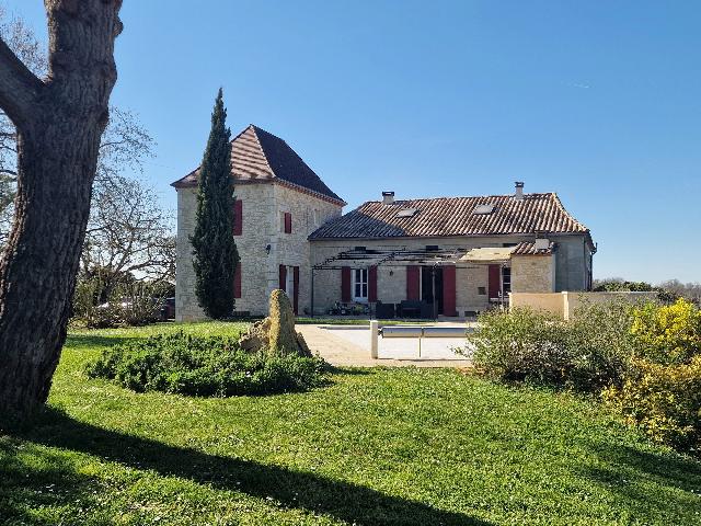 Huis te koop in&nbsp;MONBAHUS 47290 Lot-et-Garonne Aquitaine France: Ruim stenen landhuis met zwembad en vrij uitzicht. Deze fantastische, grote woning is prachtig gerenoveerd en biedt royale woonruimte met vijf slaapkamers. Gelegen op het platteland en omgeven door ee...
