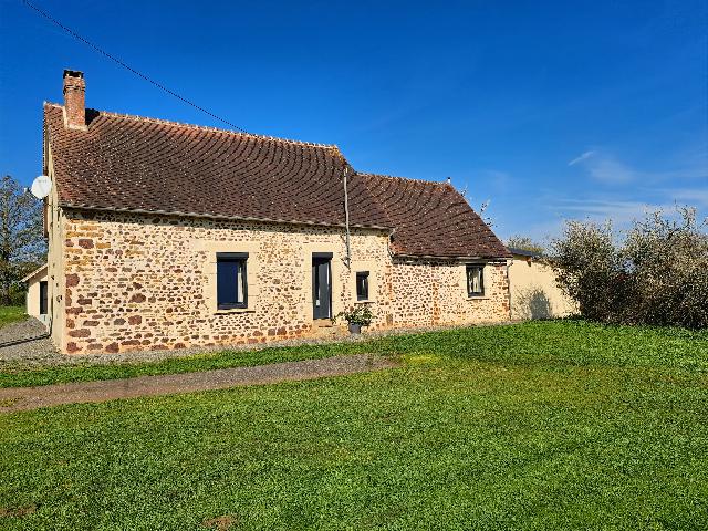 Huis te koop in&nbsp;CHAILLAC 36310 Indre Centre France: Flexibele woning op een idyllische locatie. Deze charmante woning met vijf slaapkamers ligt aan het einde van een smal straatje aan de rand van een gehucht, waardoor het een fantastische plek is voor ...