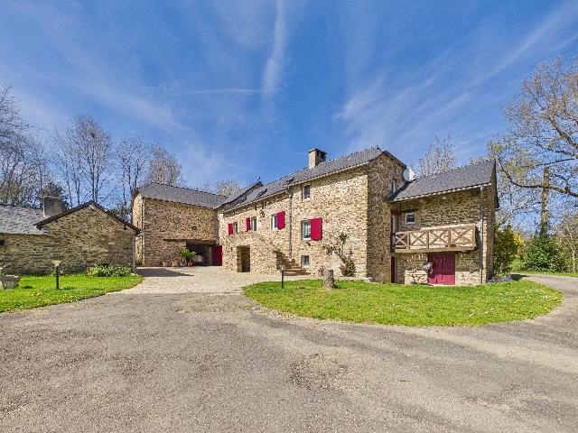 Paardenobject te koop in&nbsp;LA SALVETAT-PEYRALÈS 12440 Aveyron Midi-Pyrénées France: Paardenbezit in La Salvetat-Peyralès, met bijna 6 hectare grond, paardenstallen en een stenen huis. EXCLUSIEF BIJ BEAUX VILLAGES! Dit paardenbezit in La Salvetat-Peyralès biedt een uitzonderlijke om...
