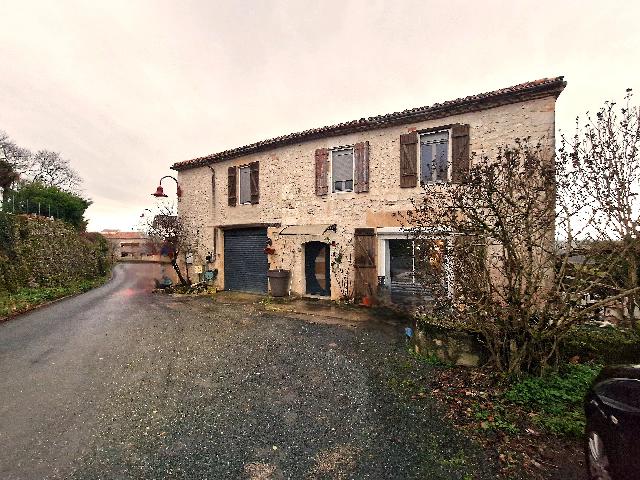 Huis te koop in&nbsp;MONSÉGUR 47150 Lot-et-Garonne Aquitaine France: Stenen dorpshuis met uitzicht op de Pyreneeën – een project dat de moeite waard is. Gelegen in een charmant dorpje op een heuveltop met een weids uitzicht in alle richtingen, biedt dit stenen dorps...