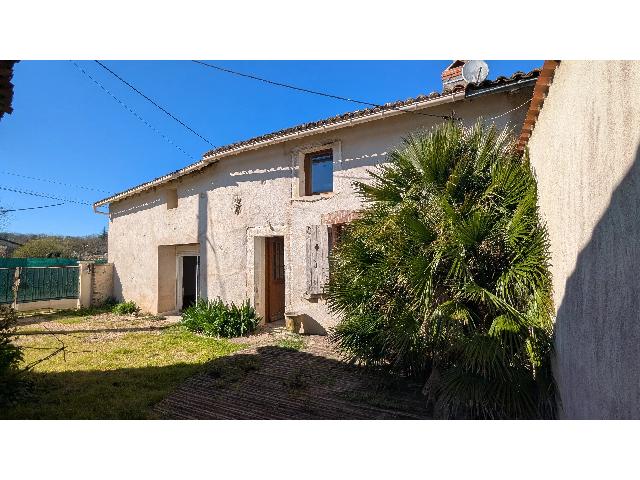 Huis te koop in&nbsp;MONTMORILLON 86500 Vienne Poitou-Charentes France: Gelegen aan de rand van Montmorillon. EXCLUSIEF BIJ BEAUX VILLAGES! Deze charmante woning biedt een aangename woonomgeving met een kleine tuin en praktische bijgebouwen.<br />
<br />
Op de begane grond vindt u ...