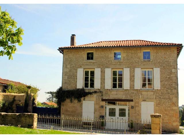Huis te koop in&nbsp;CHEF-BOUTONNE 79110 Deux-Sèvres Poitou-Charentes France: Stijlvol dorpshuis met drie verdiepingen, binnenplaats en grote garage. EXCLUSIEF BIJ BEAUX VILLAGES! Dit prachtig gerenoveerde dorpshuis is verdeeld over drie verdiepingen en biedt een perfecte mix v...