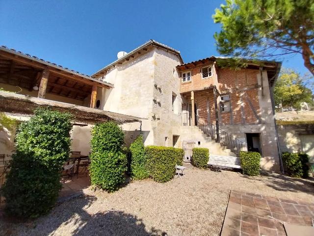 Huis te koop in&nbsp;CESTAYROLS 81150 Tarn Midi-Pyrénées France: Historisch dorpshuis vol charme met tuin en zwembad. EXCLUSIEF BIJ BEAUX VILLAGES! Deze unieke woning met meerdere verdiepingen beschikt over 3 slaapkamers, een ruime eetkamer, een grote landelijke ke...