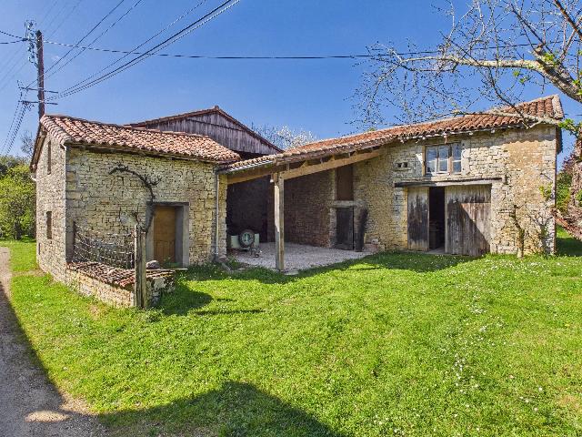 Huis te koop in&nbsp;SAINT-FRONT 16460 Charente Poitou-Charentes France: Oude zagerij te renoveren. EXCLUSIEF IN BEAUX VILLAGES! Deze prachtige oude zagerij kan uw droomhuis worden.<br />
<br />
Het hoofdgedeelte van het gebouw meet 66 m² en heeft voldoende hoogte voor twee verdiep...