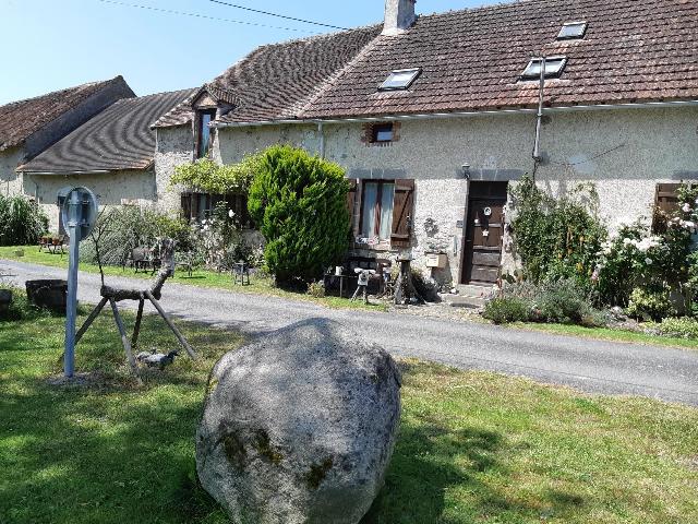 Gîtes/Chambres d'hôtes te koop in&nbsp;SAINT-LÉGER-MAGNAZEIX 87190 Haute-Vienne Limousin France: Boerderij uit het begin van de 20e eeuw, 76 meter brede gevel, diverse bijgebouwen, prachtig zwembad en zakelijke mogelijkheden. Uitstekende mogelijkheden voor gîtes, glamping, yurts of een bedrijf i...