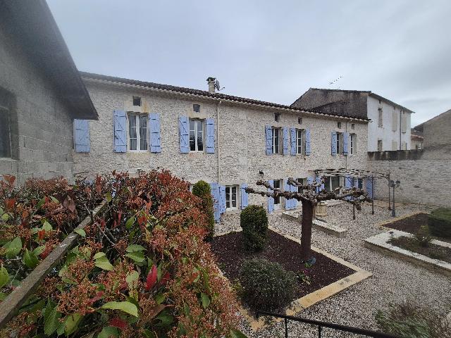 Huis te koop in&nbsp;MONTAIGU-DE-QUERCY 82150 Tarn-et-Garonne Midi-Pyrénées France: Ruim stenen huis met tuin in Montaigu-de-Quercy, Tarn-et-Garonne. Dit charmante en ruime stenen herenhuis, verdeeld over twee verdiepingen, ligt op slechts enkele minuten van de lokale winkels en het ...