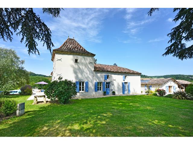 Gîtes/Chambres d'hôtes te koop in&nbsp;CASTELMORON-SUR-LOT 47260 Lot-et-Garonne Aquitaine France: Elegant landgoed met gastenverblijven, zwembaden en mogelijkheden voor evenementen, op loopafstand van een bruisend marktstadje. Dit prachtig gerenoveerde landhuis ligt op loopafstand van een levendig...