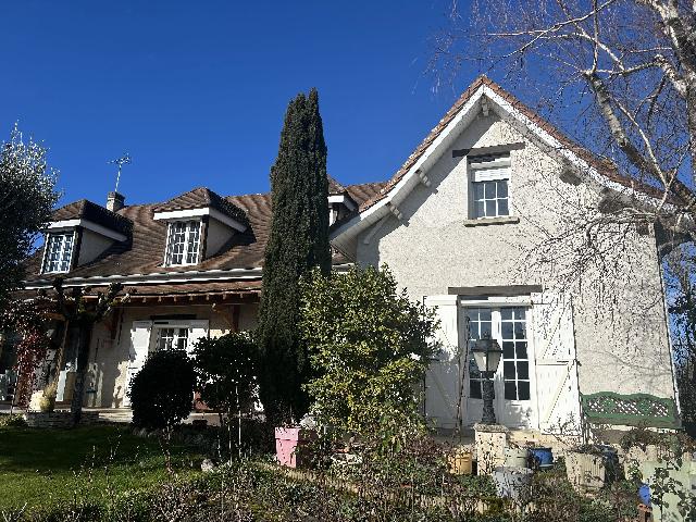 Huis te koop in&nbsp;BEAUMONT-DE-LOMAGNE 82500 Tarn-et-Garonne Midi-Pyrénées France: Ruim familiehuis met royale tuin en gastenverblijf. Perfect voor een groot gezin, dit zeldzame object combineert comfort met tijdloze charme.<br />
<br />
Het hoofdhuis, van 180 m², beschikt over een lichte se...