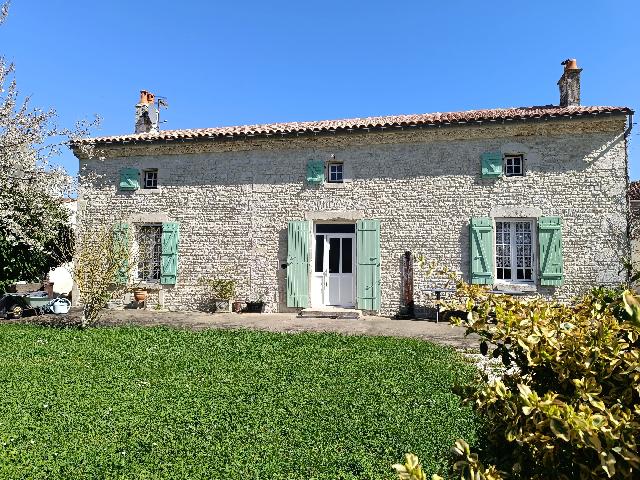 Huis te koop in&nbsp;SALEIGNES 17510 Charente-Maritime Poitou-Charentes France: Mooi stenen dorpshuis met aanbouw. ​​EXCLUSIEF BIJ BEAUX VILLAGES! Gelegen in een rustig dorp in de omgeving van Néré, vlakbij het Aulnay-bos, biedt dit prachtig gerenoveerde huis een grote, lic...