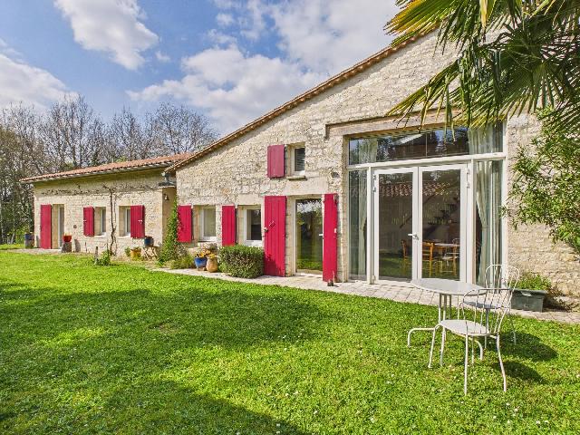 Huis te koop in&nbsp;SAINT-FRONT 16460 Charente Poitou-Charentes France: Prachtig gerenoveerd huis met veel natuurlijk licht, vlakbij Mansle. Ontdek deze schitterend gerenoveerde woning, voorzien van een moderne aanbouw uit 2018 en afgewerkt met een uitzonderlijk hoge stan...