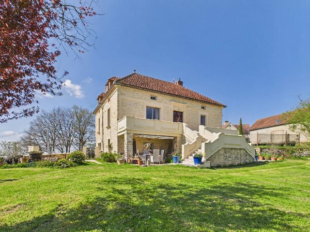 Huis te koop in&nbsp;GOURDON 46300 Lot Midi-Pyrénées France: Elegant stenen huis met 5 slaapkamers en een schuur aan de rand van een dorp nabij Gourdon. Dit prachtig gerenoveerde stenen huis in The Lot biedt vijf slaapkamers en een royale woonruimte verdeeld ov...