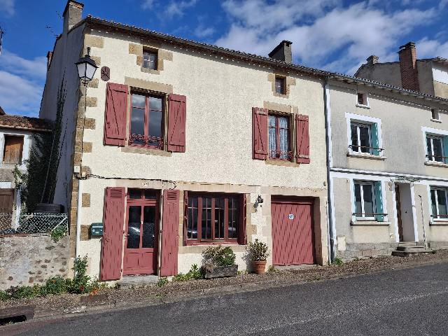 Huis te koop in&nbsp;AVAILLES-LIMOUZINE 86460 Vienne Poitou-Charentes France: Sfeervol dorpshuis met mogelijkheden tot uitbreiding, dicht bij alle voorzieningen. Dit mooie dorpshuis biedt meer dan 100 m² woonruimte met potentie om deze verder uit te breiden (onder voorbehoud v...