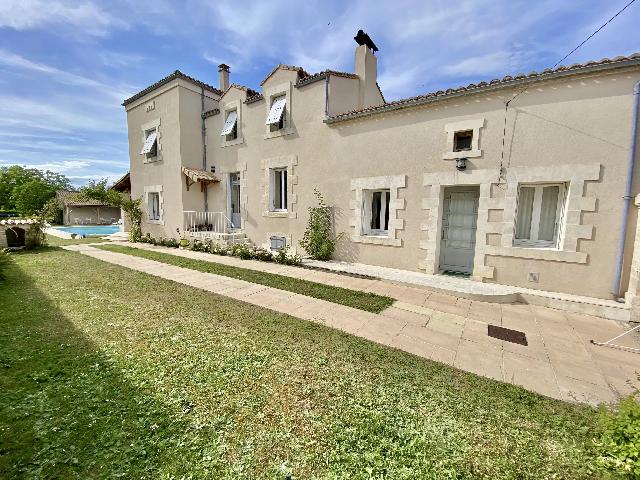 Huis te koop in&nbsp;MANSLE-LES-FONTAINES 16230 Charente Poitou-Charentes France: Prachtig gerenoveerd huis met zwembad, ideaal gelegen op slechts een paar minuten van Mansle, in een charmant dorpje met een school en restaurant. Het huis biedt royale ruimtes en modern comfort.<br />
<br />
V...