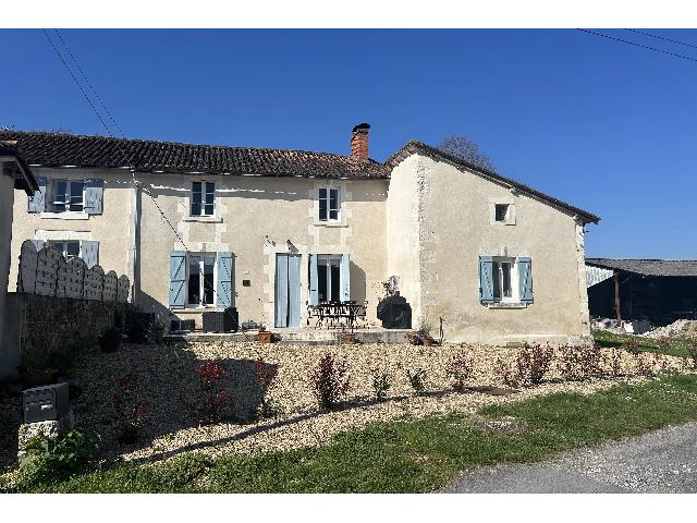 Huis te koop in&nbsp;AUBETERRE-SUR-DRONNE 16390 Charente Poitou-Charentes France: Gerenoveerde karaktervolle woning met 4 slaapkamers. We zijn verheugd deze halfvrijstaande woning met 4 slaapkamers aan te bieden, gebouwd van steen, gelegen in een klein gehucht op korte loopafstand ...
