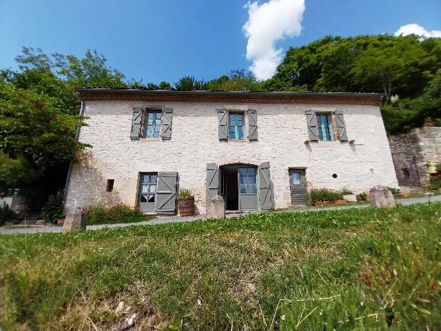Huis te koop in&nbsp;CORDES-SUR-CIEL 81170 Tarn Midi-Pyrénées France: Gerenoveerd dorpshuis met appartement. Dorpshuis met 4 slaapkamers, 2 badkamers, parkeergelegenheid op eigen terrein en een tuin. Er zijn 2 woonkeukens/eetkamers, 2 woonkamers, een toilet en een grote...