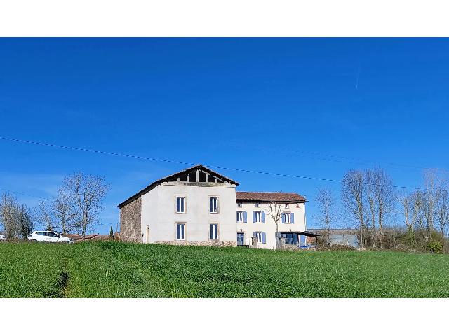Huis te koop in&nbsp;MONESTIÉS 81640 Tarn Midi-Pyrénées France: Gerenoveerde boerderijwoning nabij een meer en Monestiés met een perceel van bijna 3800 m2. EXCLUSIEF BIJ BEAUX VILLAGES! Gerenoveerde boerderijwoning nabij Monestiés, een van de mooiste dorpen van ...