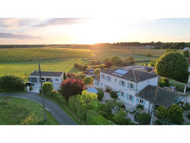 Gîtes/Chambres d'hôtes te koop in&nbsp;PONS 17800 Charente-Maritime Poitou-Charentes France: Elegant en energiezuinig huis met panoramisch uitzicht op de wijngaarden, gastenverblijven en een dompelbad. EXCLUSIEF BIJ BEAUX VILLAGES! Een werkelijk prachtig pand in de stijl van een traditionele ...
