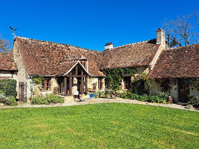 Huis te koop in&nbsp;BÉLÂBRE 36370 Indre Centre France: Het beste van twee werelden - en met uitzicht. Kunt u niet kiezen tussen een modern huis, ontworpen voor zomerse bewoning met zwembad en een schaduwrijke veranda, of een knus huisje voor een gezellige...