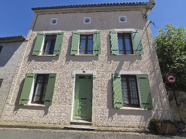 Huis te koop in&nbsp;ALLEMANS-DU-DROPT 47800 Lot-et-Garonne Aquitaine France: Ruim dorpshuis met buitenruimte. Deze charmante woning biedt een aangename, functionele en lichte woonomgeving, ideaal voor een gezin.<br />
<br />
Bij binnenkomst zult u direct gecharmeerd zijn van de warme sf...