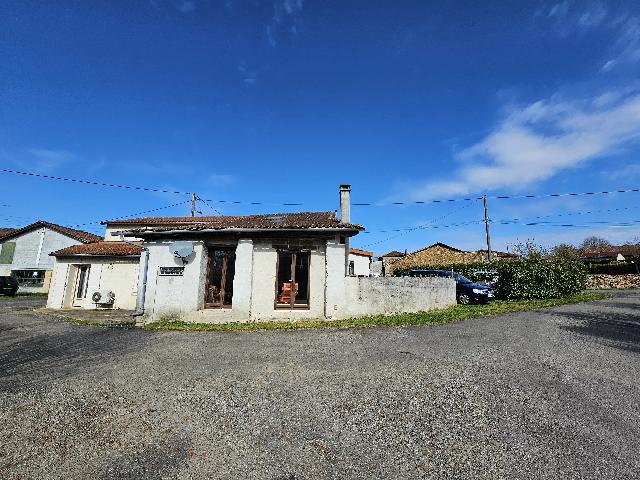 Huis te koop in&nbsp;CHERVES-CHÂTELARS 16310 Charente Poitou-Charentes France: Charmant Frans landhuisje gelegen in een vredig en pittoresk gehucht – perfect als vakantiehuis of een slimme investering voor verhuur (onder voorbehoud van voorwaarden).<br />
<br />
De woning biedt comforta...