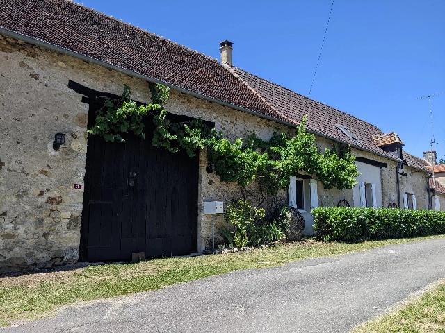Huis te koop in&nbsp;LIGLET 86290 Vienne Poitou-Charentes France: Prachtige karaktervolle woning met 3 slaapkamers, een grote tuin en een eigen bosperceel. EXCLUSIEF BIJ BEAUX VILLAGE. Deze woning zal u vanaf het eerste moment betoveren. Gelegen op loopafstand van e...