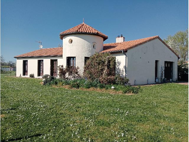 Huis te koop in&nbsp;SAINT-MARTIN-DE-MÂCON 79100 Deux-Sèvres Poitou-Charentes France: Opvallend design met verwarmd zwembad. Een opvallend modern huis aan de rand van een dorp, op slechts 8 km van de stad Thouars, waar alle winkels en voorzieningen te vinden zijn. 45 minuten van de luc...