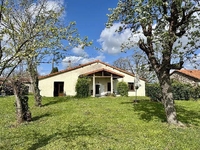 Huis te koop in&nbsp;SAINT-CLAUD 16450 Charente Poitou-Charentes France: Charmante gelijkvloerse woning in een rustig gehucht. Gelegen in een vredig gehucht in Saint-Claud, op slechts 10 minuten van Chasseneuil, biedt deze aangename gelijkvloerse woning circa 111 m² woonr...