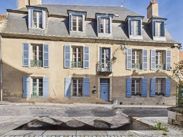 Huis te koop in&nbsp;ÉVAUX-LES-BAINS 23110 Creuse Limousin France: Een prachtig voorbeeld van dit grote, historische huis uit de 18e eeuw. EXCLUSIEF BIJ BEAUX VILLAGES! Gelegen in het historische kuuroord Evaux-les-Bains, bekend om zijn Romeinse warmwaterbronnen, com...