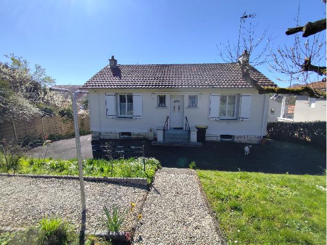 Huis te koop in&nbsp;CIVRAY 86400 Vienne Poitou-Charentes France: Licht en luchtig herenhuis met 2 slaapkamers, een eigen tuin, garage en uitzicht. Gelegen in een eigen privétuin met oprit, parkeergelegenheid en een elektrische poort, biedt deze mooie, lichte en lu...