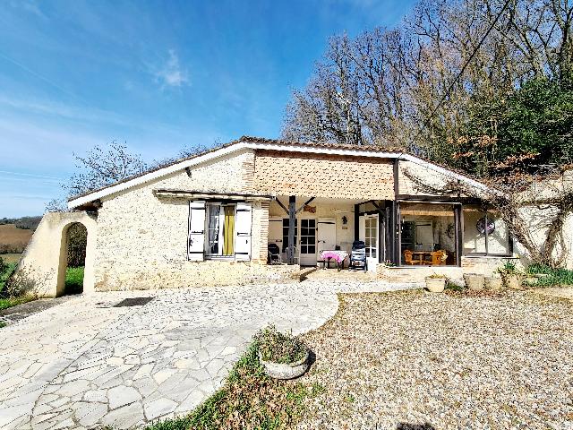 Huis te koop in&nbsp;MONCLAR 47380 Lot-et-Garonne Aquitaine France: Prachtige gelijkvloerse woning met 3 slaapkamers en panoramisch uitzicht. Ontdek deze charmante gelijkvloerse woning in het hart van het rustige platteland van Lot-et-Garonne, die modern comfort perfe...