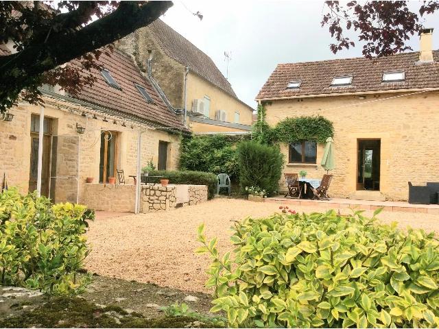 Ferienhaus/Pension zu verkaufen in&nbsp;SALIGNAC-EYVIGUES 24590 Dordogne Aquitaine Frankreich: Perfekt gelegen nahe Sarlat und Montignac – Gebäudeensemble mit Pool. EXKLUSIV BEI BEAUX VILLAGES! Um einen kleinen Kieshof mit Pool gruppieren sich diese beiden charmanten Steingebäude und bieten...