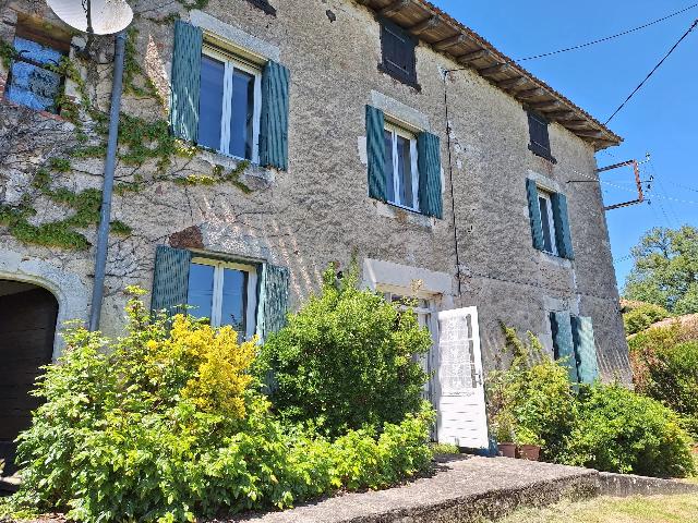 Gîtes/Chambres d'hôtes te koop in&nbsp;MANOT 16500 Charente Poitou-Charentes France: Landhuis met aangebouwd gastenverblijf. EXCLUSIEF BIJ BEAUX VILLAGES! Ruim karaktervol huis met een aangebouwd gastenverblijf met twee slaapkamers, gelegen in een rustig gehucht, vlakbij de rivier de ...