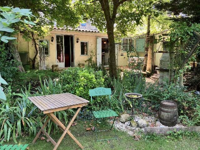 Haus zu verkaufen in&nbsp;VIEUX-MAREUIL 24340 Dordogne Aquitaine Frankreich: Das perfekte Ferienhaus mit traumhaftem Garten. EXKLUSIV BEI BEAUX VILLAGES! Dieses wunderschön präsentierte Steinhaus mit drei Schlafzimmern versprüht Charme, Gemütlichkeit und Charakter. Es ist ...