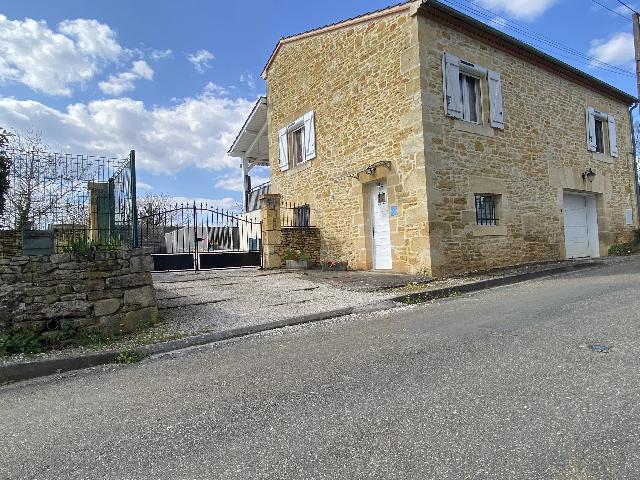 Huis te koop in&nbsp;MONTAYRAL 47500 Lot-et-Garonne Aquitaine France: Charmant stenen huis met zwembad in een rustige omgeving nabij Montayral/Fumel. Gelegen in een kalme en groene omgeving in de gemeente Soturac, op slechts 1,5 km van Fumel en Montayral, biedt dit char...