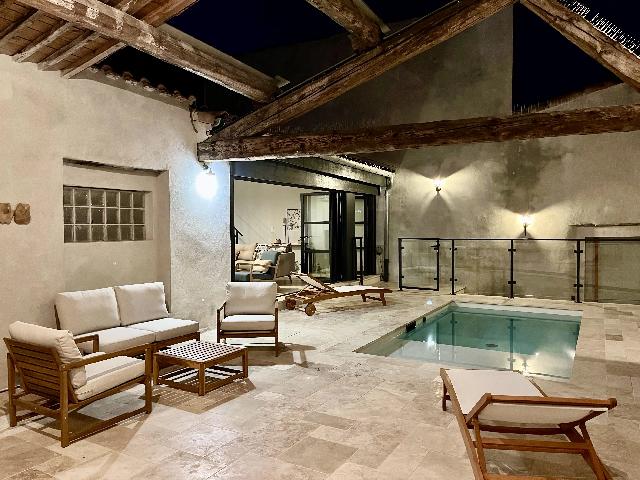 Huis te koop in&nbsp;AZILLE 11700 Aude Languedoc Roussillon France: Luxe wonen in een boetiekstijl - Modern design ontmoet historische charme. EXCLUSIEF BIJ BEAUX VILLAGES! Een zeldzame kans om een ​​prachtig gerenoveerd stukje geschiedenis in het hart van Azille ...