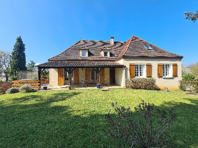 Huis te koop in&nbsp;GOURDON 46300 Lot Midi-Pyrénées France: Huis met 5 slaapkamers, zwembad, terras en landelijke charme. Gelegen in de rustige gemeente Gourdon, in het hart van de Lot en op korte rijafstand van de Dordogne, biedt deze gerenoveerde woning een ...