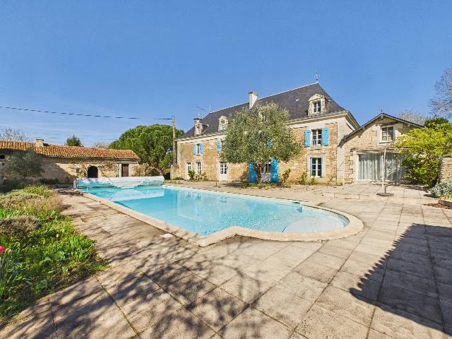 Huis te koop in&nbsp;THURAGEAU 86110 Vienne Poitou-Charentes France: Uitzonderlijk landgoed met gastenverblijf, privémeer en zwembad, nabij Poitiers. EXCLUSIEF BIJ BEAUX VILLAGES! Gelegen in een rustig landelijk gebied op korte rijafstand van Poitiers, biedt dit prach...