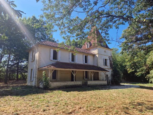 Huis te koop in&nbsp;CASSENEUIL 47440 Lot-et-Garonne Aquitaine France: Huis met 2 slaapkamers, aangebouwde duiventil en grote, aparte schuur. Charmante woning met entree, ingerichte keuken, woonkamer en doucheruimte op de begane grond en 2 slaapkamers op de eerste verdie...