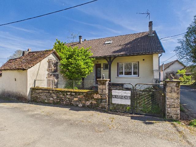 Huis te koop in&nbsp;PAYZAC 24270 Dordogne Aquitaine France: Ruime, vrijstaande dorpswoning met 3 slaapkamers en bijgebouwen. Gelegen in een rustig gehucht op slechts 5 km van het charmante dorp Payzac, in het hart van de gewilde Périgord Vert en op slechts 15...