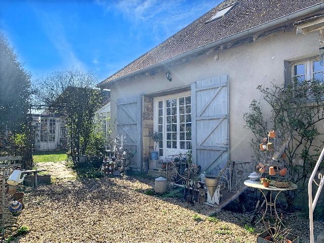 Huis te koop in&nbsp;DUSSAC 24270 Dordogne Aquitaine France: Charmant landhuisje op slechts enkele minuten van alle voorzieningen. Op zoek naar karakter, comfort en gemak? Dit prachtig gerenoveerde huisje met 2 slaapkamers biedt de perfecte combinatie van gezel...