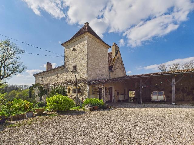 Gîtes/Chambres d'hôtes te koop in&nbsp;MONPAZIER 24540 Dordogne Aquitaine France: Drie huizen op een rustige locatie, vlakbij een prachtig bastide-stadje. Hoe lijkt het u om uw eigen gehucht te bezitten?<br />
<br />
Genesteld in het hart van het Dordogne-landschap, biedt dit uitzonderlijke ...