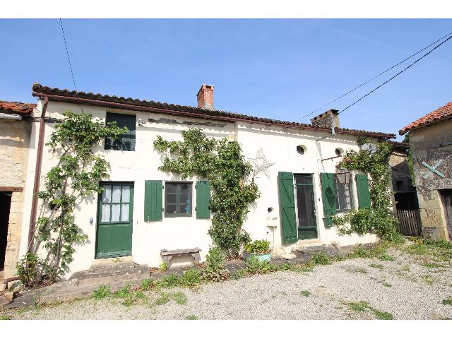 Huis te koop in&nbsp;JOUSSÉ 86350 Vienne Poitou-Charentes France: Karakteristiek dorpshuis met tuin. EXCLUSIEF BIJ BEAUX VILLAGES! Dit karaktervolle huis, met alle kamers gelijkvloers, biedt ruime accommodatie voor een gezin.<br />
<br />
Bij binnenkomst treffen we een grote ...